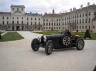 Az 1928-as Bugatti a díszudvaron